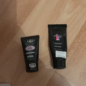 Två tuber akrylgél för naglar - Två tuber akrylgél för naglar. Den ena är från QBD och innehåller 15 ml, medan den andra är från Qian Shuo och innehåller 30 ml. Perfekt för att skapa hållbara och snygga naglar hemma.