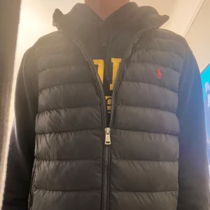 mörblå väst från ralph lauren M - Mörkblå väst från ralph lauren storlek M, riktigt snygg väst me nypris på 3600 golden packable vest. Nyskick då den knappt är använd 