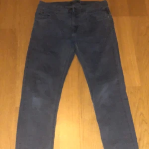 Gråa jeans från Replay - Gråa jeans från Replay, d är nog 27W och 28L och är slim fit, dragit material så de kan sitta på bra.