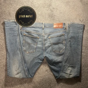 Jeans från Tiger Of Sweden  - Ett par jeans från ToS med en härlig passform | jeansen är i grymt ok skick, enda defekten är den du ser på sista bilden, vilket jag skulle mer kalla en slitning som gör jeansen mer unika | size 32/32 modell ”slim” som sitter för litet på mig, jag är 181cm 70kg | nypris 1600, priset är inte hugget i sten!
