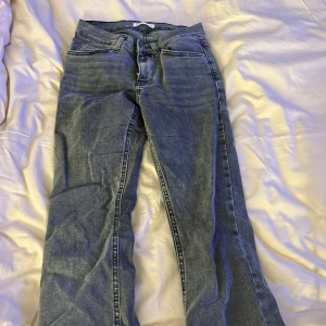 Grå jeans från ginatrocot - Snygga grå jeans från Ginatrocot i storlek 34. De har en klassisk design med fem fickor och en bekväm passform. Perfekta för en avslappnad stil.