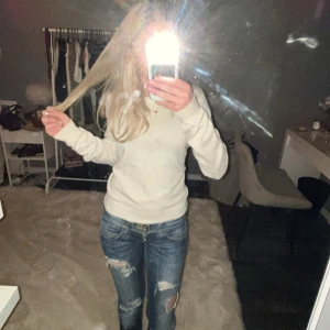 Vit långärmad tröja - Säljer en stilren vit långärmad tröja. Perfekt för en avslappnad look. Tröjan har en normal passform och är gjord i ett mjukt material som känns skönt mot huden🩷🩷