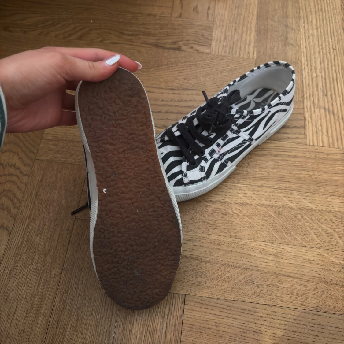 Zebramönstrade sneakers från Superga - 1