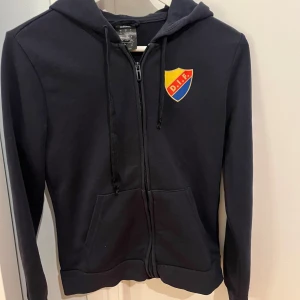 Mörkblå djurgårds hoodie/kofta - Säljer en mörkblå djurgårds hoodie med dragkedja