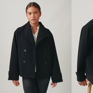 Svart kappa med knappar - Säljer denna super fina kappan från Gina Tricot, som är helt slutsåld! Använd endast 1 gång💕 skriv för frågor! Köpt för 349kr