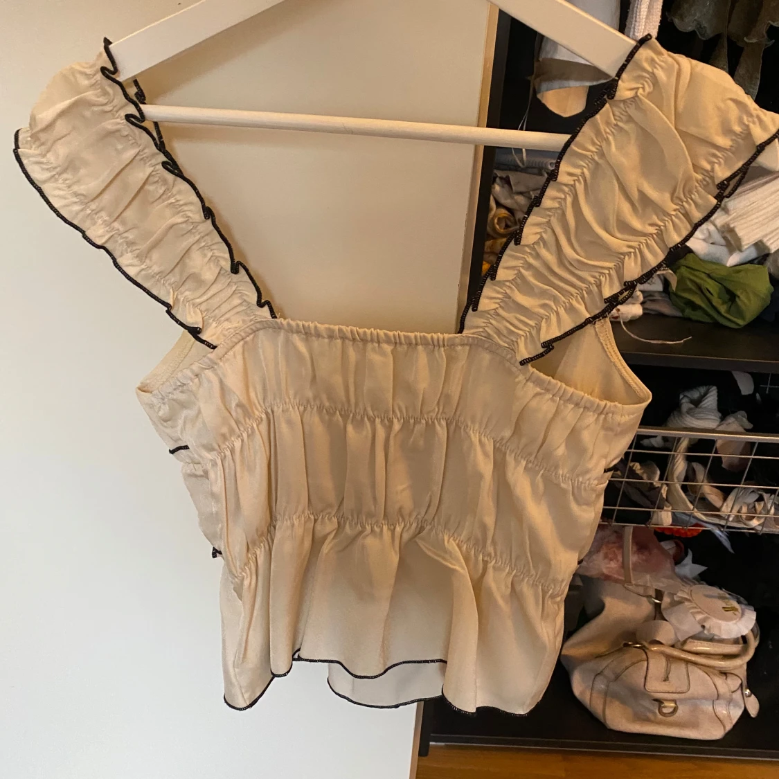 Beige blus med volangdetaljer - 1