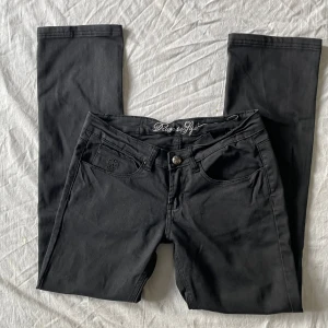 Lågmidjade jeans - Bra skick! Mått: midjemått rakt över 38-41,5 (stretch) grenhöjd 21 benöppning 20 innerbenslängd 76cm💗 jag är 180