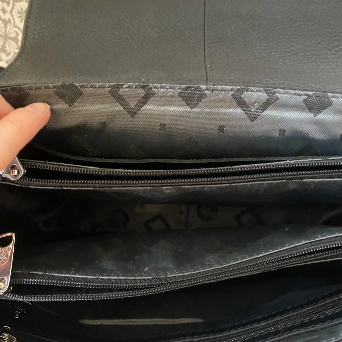 Svart axelväska med dragkedja - 1