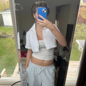 Vit jeans bolero - Säljer en vit jeans bolero med korta ärmar och knappar framtill. Perfekt för både vardag och fest💕