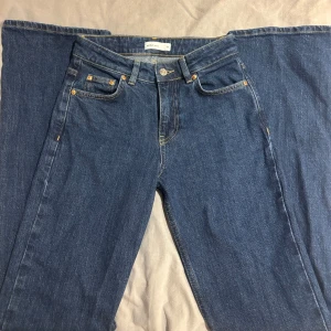 Mörk blå jeans från Gina Tricot - Säljer dessa mid waist jeans från Gina tricot i bootcut i storlek 32, jeansen är endast testade då de va för små i midjan.