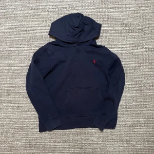 Polo hoodie - Tja säljer en skön polo hoodie i storlek L/G 14-16 den sitter liten i längden för den har använts ganska mycket. Den är i helt okej skick, ifall du har några fråger är det bara at skriva✌🏻