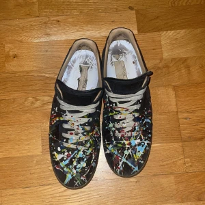Färgstänkta sneakers från Maison Margiela - Intressekoll.         Skorna ser nya ut utanpå och är i jättebra skick men dom är smutsiga. Skriv om du är intresserad 