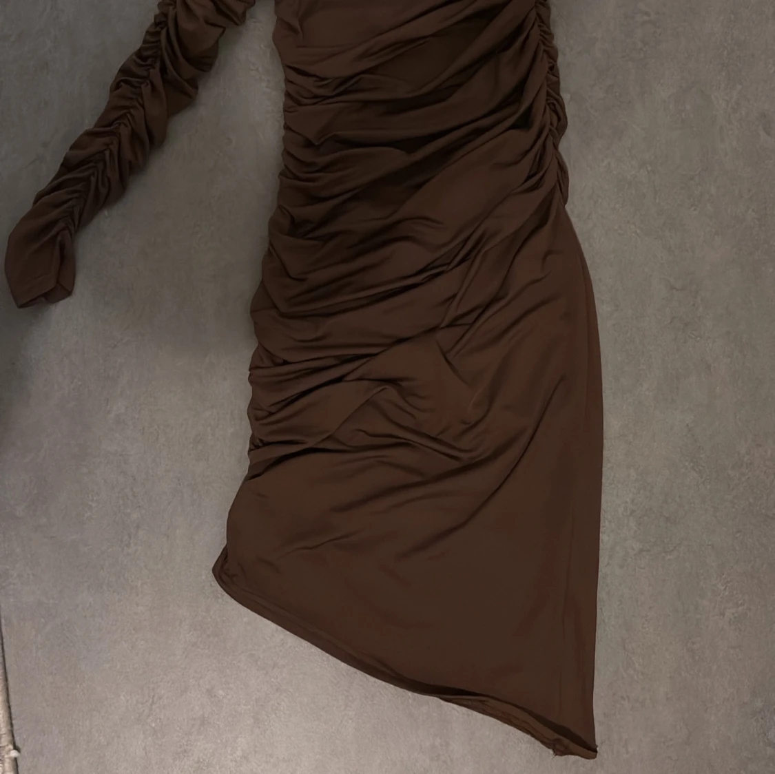 Brun oneshoulder klänning - 1