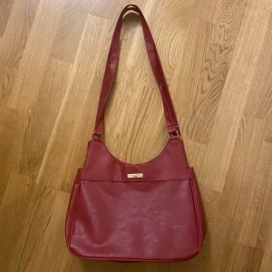 Röd axelväska. Love eternal.  - Snygg röd axelväska från Love eternal. Pris kan diskuteras.