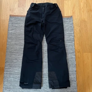 Fodrade skidbyxor från J.Lindeberg - Svarta fodrade skidbyxor i storlek M. Väldigt bra skick. Nypris 3 800kr.  Säljes för 1 500kr.