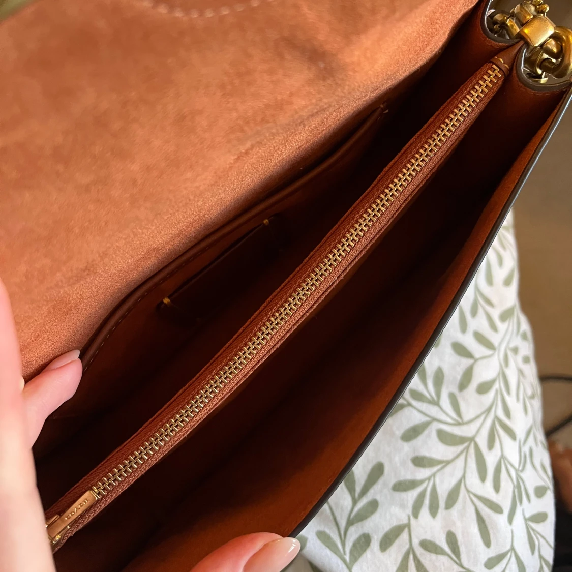 Brun axelväska i skinn med gulddetaljer - 3