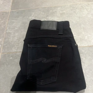 Nudie jeans - Hej säljer dessa Nudie jeans i storleken 30/32 de är i bra skick 8/10 skriv vid frågor pris 399 C