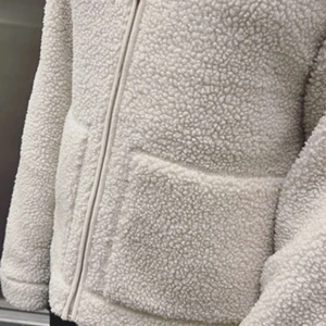 Teddyjacka från hm - Den trendiga teddyjackan från hm i SUUUPER bra skick, använd en gång! Pris kan diskuteras❤️ Hör av er om frågor uppstår!!🥰