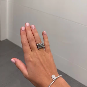 Silverfärgad ring med stjärndetaljer - Säljer denna super fina ring ifrån Edblad🩷har haft cirka 1 år men inga synliga skador finns. Säljer då den inte kommer till användning längre🩷