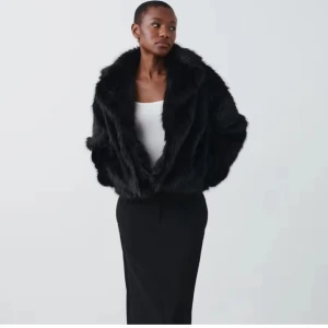 Svart pälsjacka - Säljer min jättefina svarta pälsjacka då den inte kommit till användning, använd få gånger så i nyskick 🤎