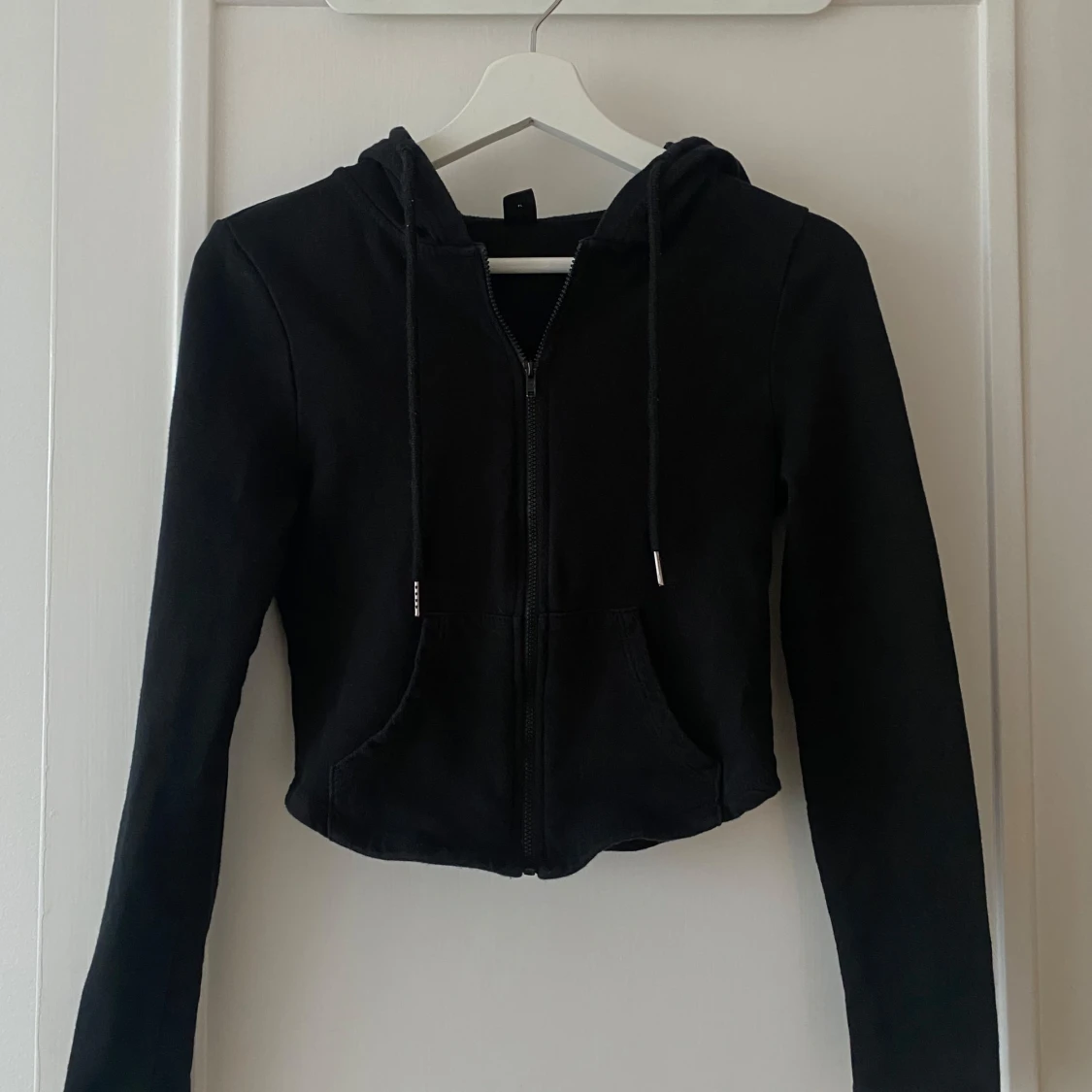 Svart croppad hoodie