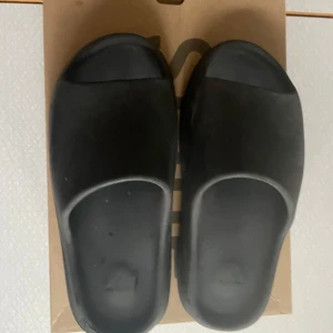 Yeezy slide  - Yeezy slides i storlek 46 men passar så låg som 42. Fråga om ni vill ha mer bilder eller prisförslag är det bara att skicka till mig.