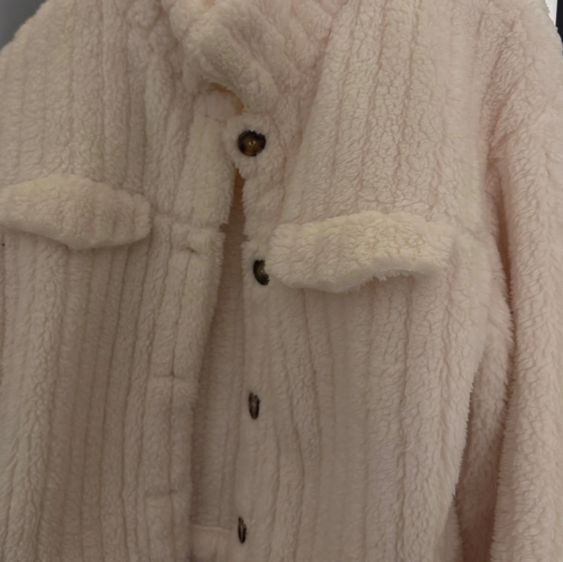 Beige teddyjacka med knappar