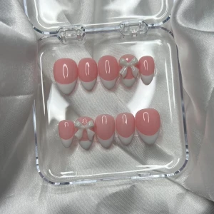 Pink French Short Almond - Mått: 16-12-13-12-10 (MM) Handgjorda lösnaglar av högsta kvalitet!✨Vid rätt applicering & borttagning kan man använda dem flera gånger! Du får med prepkit & instruktioner💕