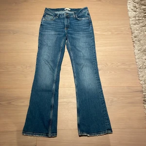 Blå bootcut jeans från Gina Tricot - Snygga blå bootcut jeans från Gina Tricot. De har en klassisk femficksdesign och en bekväm passform. De sitter mid/low waist. Nypris: 349kr