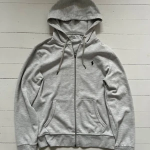 Ralph lauren hoodie  - Ralph lauren full zip hoodie i storlek S. Väldigt fint skick förutom att den är lite nopprig.  Kan gå ner i pris vid snabb affär.
