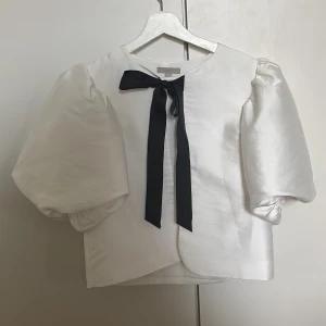 Topp från H&M - Jätte fin topp/blus med knyte.