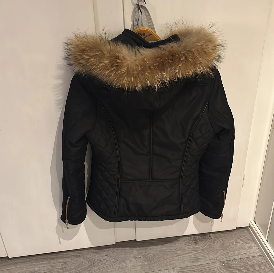 Svart jacka med pälsdetalj från Attentif  - 4