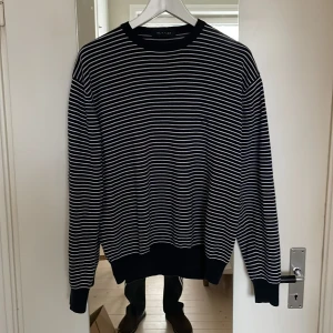 Randig tröja från Sand - Svart och vit randig tröja från Sand i 100% bomull. Storlek S. Ser ut att vara i nyskick!