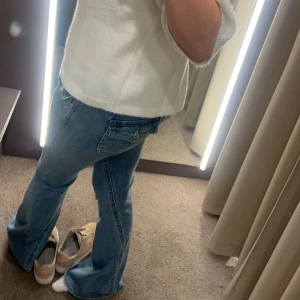 True religion jeans - Säljer mina true religion jeans, köptes i somras. Dom är lite slitna nertill eftersom de är för långa för mig så har jag gått på dom, men inget som märks🥰de är i modellen Becca och i stl w28❤️