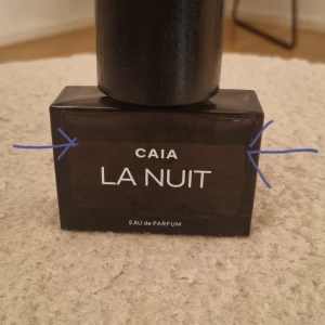 La Nuit Eau de Parfum från Caia - En hyllning till ett fängslande månsken beskriver den nattliga förförelsen av La Nuit. En lockande kombination av friskt saftig mandarin och persika på toppen möter en mystisk blandning av svart viol och nattskugga i mitten. Vanilj och kanel lägger till en mjuk kryddig twist i basen. Pilarna visar hur mycket som finns kvar.