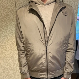vår Jacka från Massimo dutti - Säljer denna snygga jacka från Massimo dutti perfekt inför våren med en stilren look. Jackan är i str M men sitter med som S. Tveka inte på att kontakta mig vid minsta fundering!🙌 