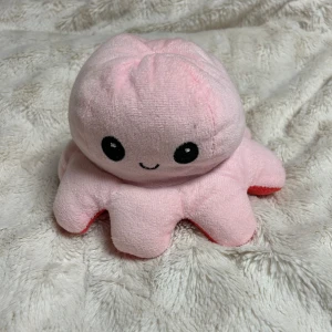 Vändbar bläckfisk plyschleksak - Söt och mjuk vändbar liten bläckfisk plyschleksak som kan ändra uttryck. Ena sidan är ljusrosa med ett glatt ansikte, och den andra sidan är röd med ett surt ansikte. Perfekt för att visa ditt humör på ett roligt sätt!