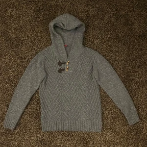 Stickad hoodie  - Riktigt fet stickad hoodie som är extremt unik om man jämnför med andra stickade hoodies. Extremt bra passform och skönt material. Storlek M 