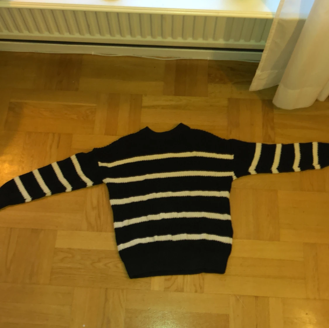 Svart och vit randig tröja