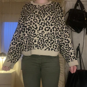 Leopardmönstrad tröja - Säljer en cool leopardmönstrad tröja med långa ärmar. Tröjan har en avslappnad passform och är perfekt för att ge din outfit en trendig touch. 🐆 