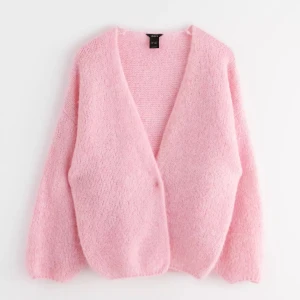 Rosa fluffig kofta  - Mysig rosa kofta från Monki i fluffigt material. Perfekt för kyliga dagar med sin avslappnade passform och långa ärmar. Enkelt att matcha med olika outfits för en trendig look.