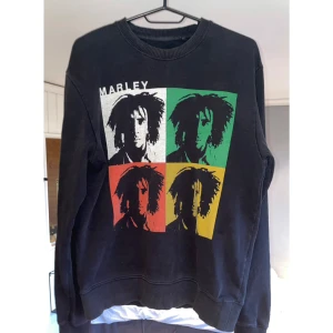 Svart tröja med Bob marley tryck - Skön tröja med Bob marley tryck, den är i bra skick och i storlek M. Fråga om ni har funderingar