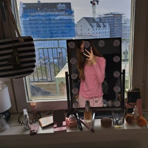 Rosa långärmad tröja - Säljer en söt rosa långärmad topp. Perfekt för en avslappnad stil och kan enkelt matchas med olika outfits. Toppen har en mjuk och bekväm passform. I ett fint material!🩷🩷