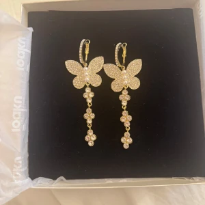 Långa fjärils örhängen 💖💖💖 - Dom är långa, ca 10 cm 💖 vet ej märke tyvärr köpt utomlands 