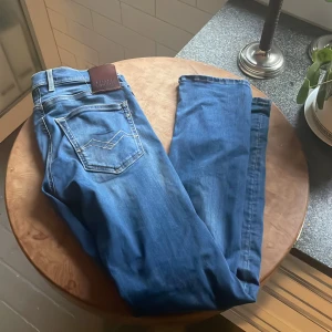 Blå jeans från Replay - Snygga blå jeans från Replay, modell Grover. De har en klassisk femficksdesign och är tillverkade i ett slitstarkt denimtyg. Perfekta för en avslappnad stil. Inga defekter. Priset är ej hugget i sten 