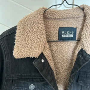 Svart jacka med teddyfoder från Blend - Stor garderobrensning♻️Se gärna mina andra annonser. Pris går att diskutera vid flerköp🌸Aldrig använd.