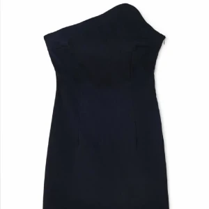 Bandeau klänning - Snygg svart bandeau klänning från NA-KD med en tight passform. Perfekt för en elegant kvällslook. Klänningen är kort och har en stilren design som framhäver figuren. Nyligen köpt men lappen finns inte kvar, nypris 599:-