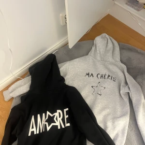 Två st hoodies med text(barnstorlek) - En för 150kr eller båda för 250kr, den svarta är i strlk 170 och den gråa är i strlk 158/164 och jag som annars har strlk S tycker jag ändå att båda sitter likadant och passar också dig som har strlk XS-S den svarta är från Ullared i sommras och jag har bara använt den ett fåtal gånger medan den andra är från Gina tricot Young och är använd lite mer men fortfarande i bra skick snörerna på den gråa är tyvärr borta men passar såklart lika bra ändå!!!