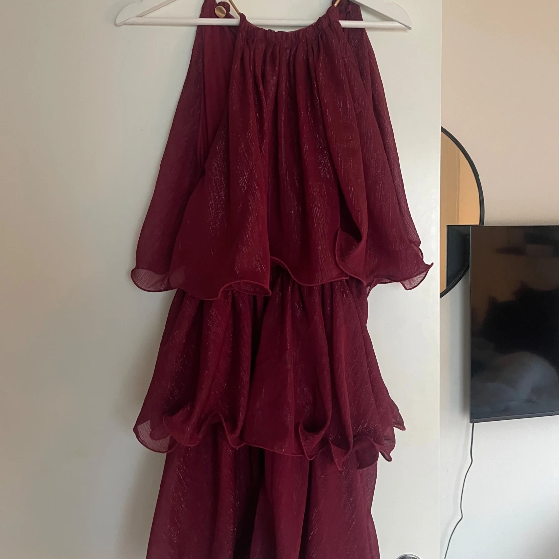 Vinröd klänning med volanger - 2