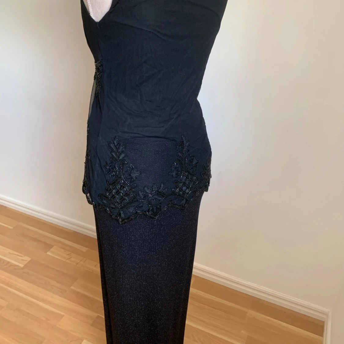 Svart långklänning med pärldetaljer - 2